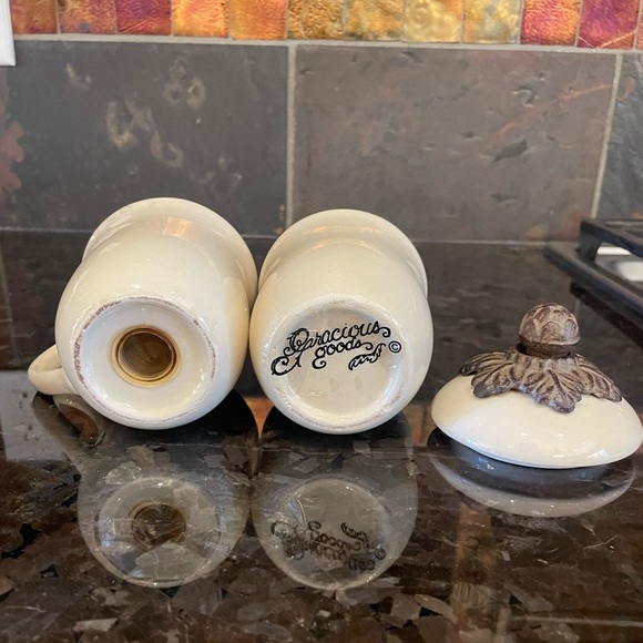 Coffee/Tea Hostess Set
Gracious Goods Acanthus Leaf Collection! 🎉 - Picture 11 of 12